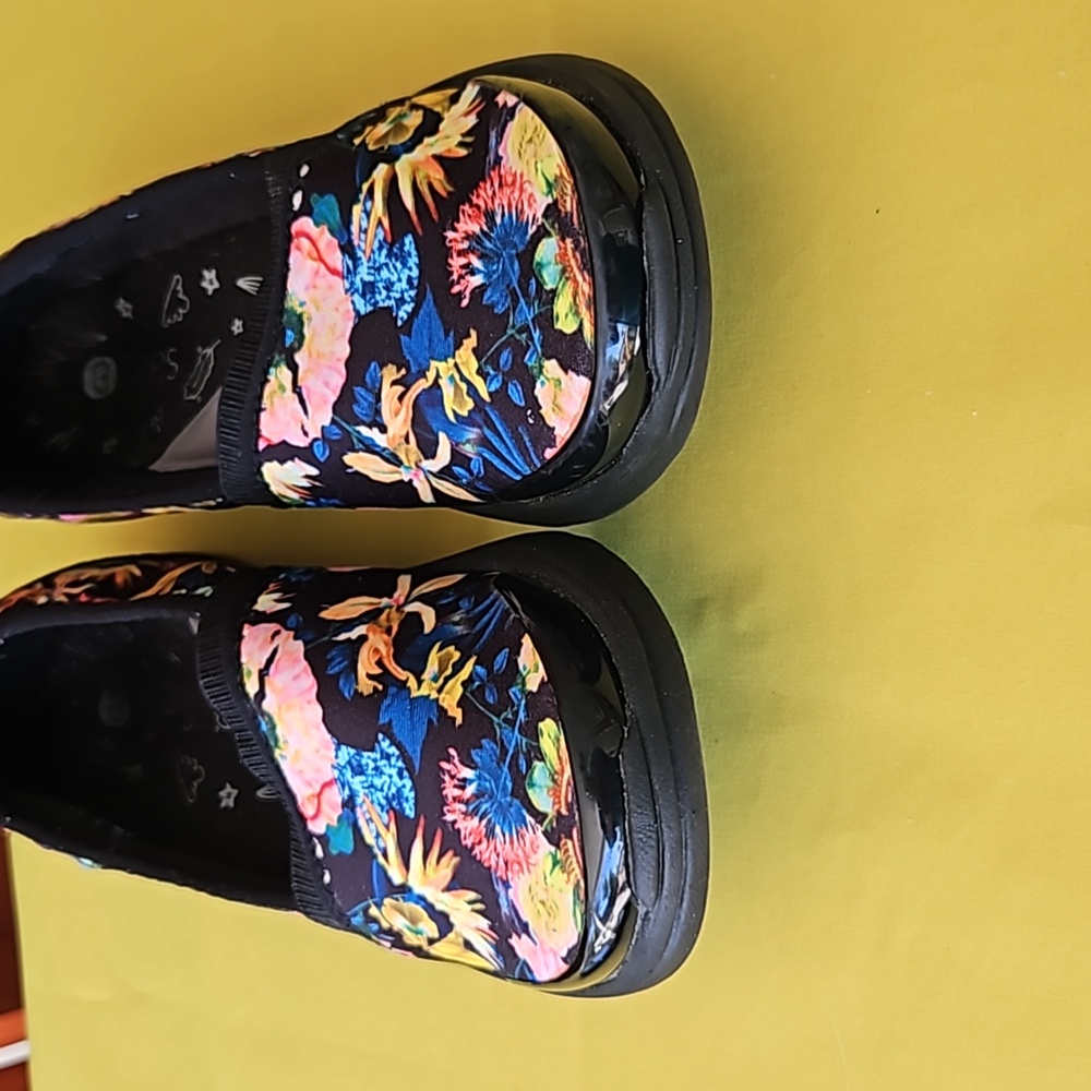 Bzees Women's Lollipop slip on floral print memory foam flats. Women's size 6.5M - Picture 4 of 10